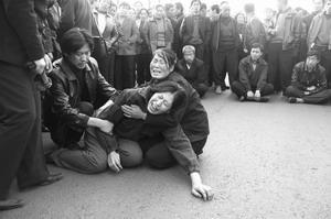 死者家属悲痛欲绝.