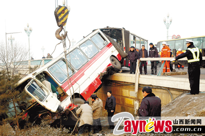 山西太原:公交车撞栏冲下桥9人受伤(图)