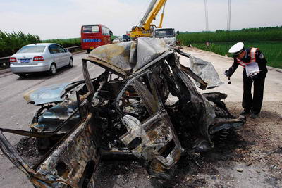 发生车祸后,两辆大型货运车辆翻下路基