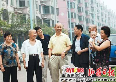 的名字很感兴趣,原贵生连忙替记者打开书的扉页,介绍说:"龙门村位于