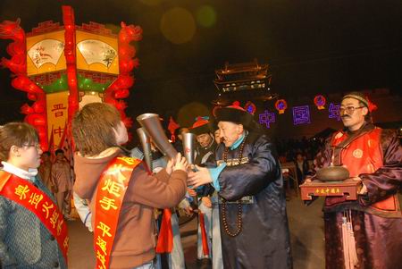 奥运火炬手走进平遥闹元宵 与古城共度佳节