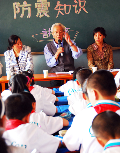 孝义2000小学生演练地震自救逃生