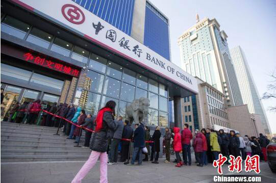 山西太原,民众在中国银行太原漪汾支行排队预约纪念币. 张云 摄