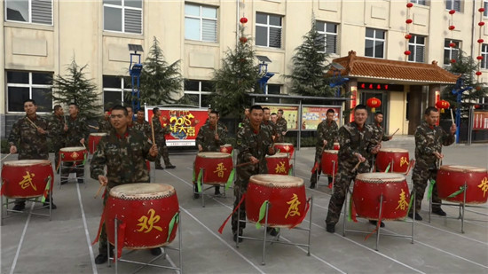 山西晋城:武警官兵欢天喜地迎新春