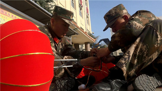 山西晋城:武警官兵欢天喜地迎新春