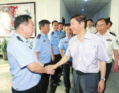 八月二日,省委书记骆惠宁在闻喜县公安局,亲切接见"6·03"专案组部分