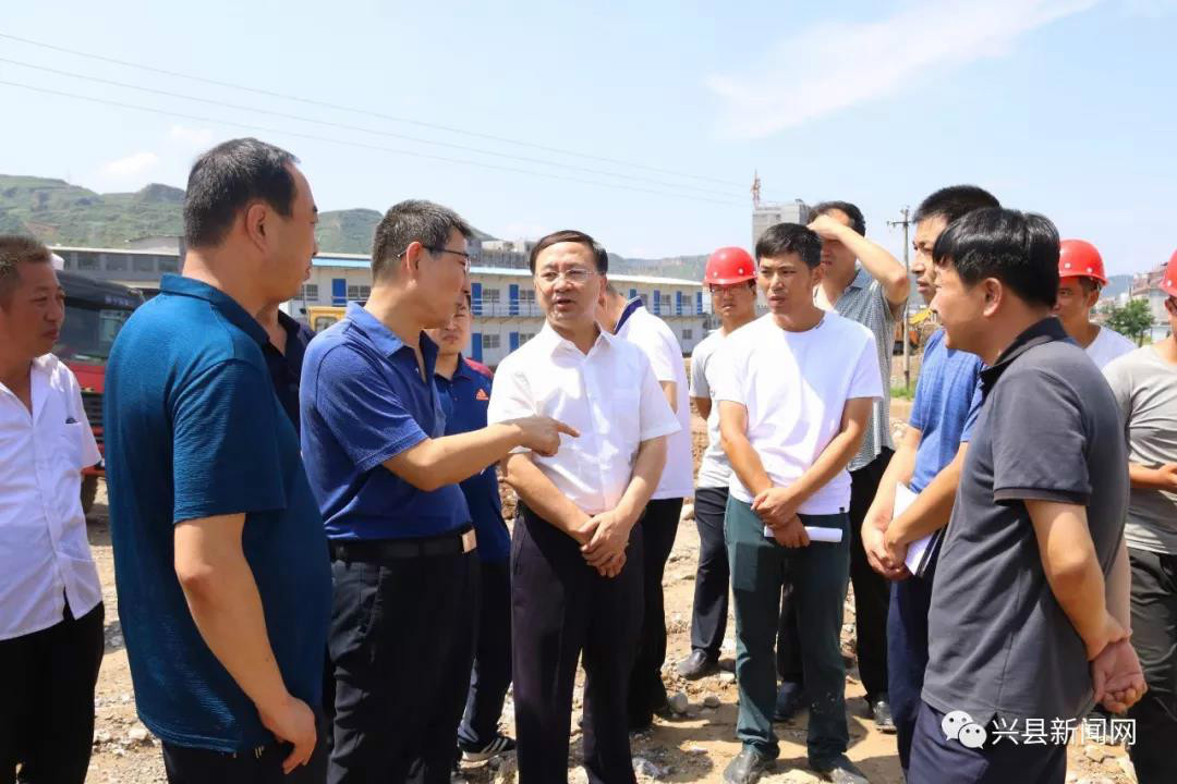 图  兴县县委副书记,政府县长刘世庆在蔚汾镇乔家沟安置点现场办公
