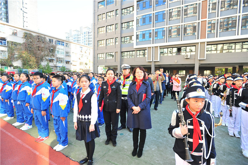 太原市青年路小学开展"争做新时代好队员,集结在星星火炬旗帜下"主题