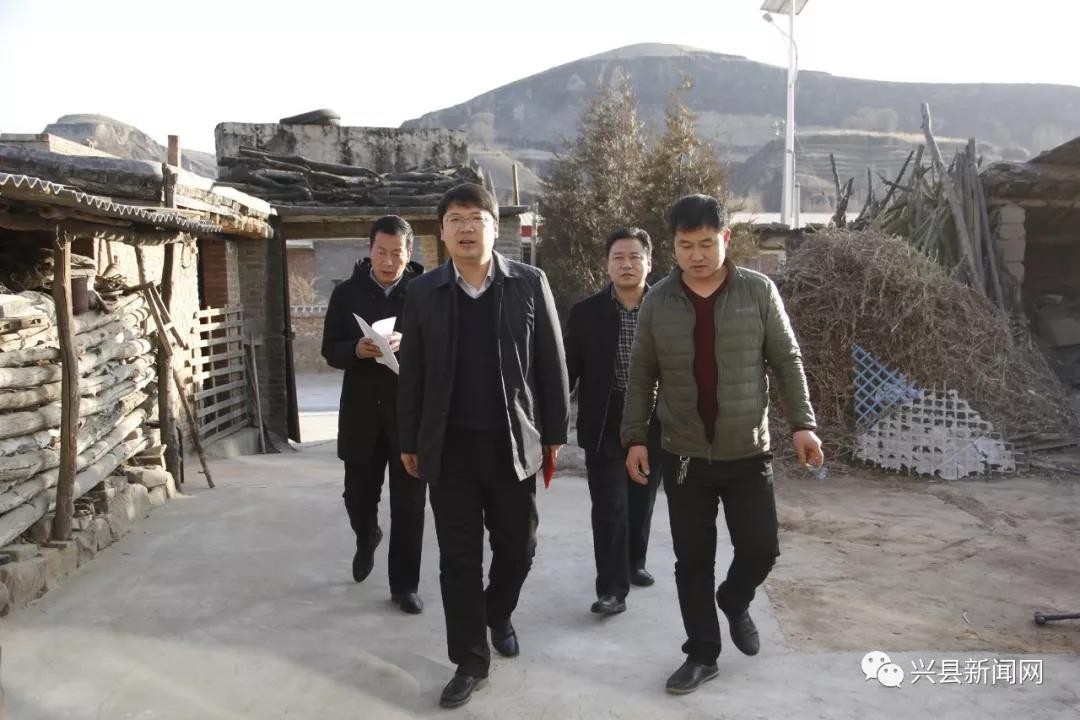 1月28日,兴县县委副书记高鹏深入康宁镇阎罗坪村,节前看望慰问老