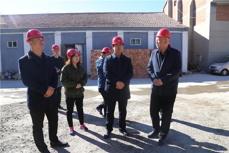 图为昔阳县委书记许利伟实地调研赵壁乡综合服务大楼建设情况 昔阳县