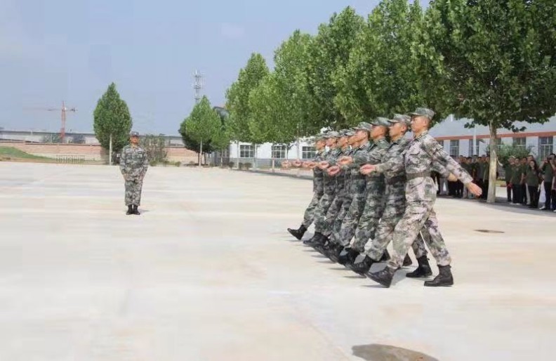 山西潞城:百名老兵进军营 与部队官兵共迎八一