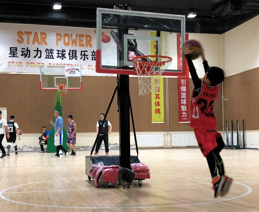 山西"反绝杀"篮球大赛闭幕 儿童上演扣篮大比拼