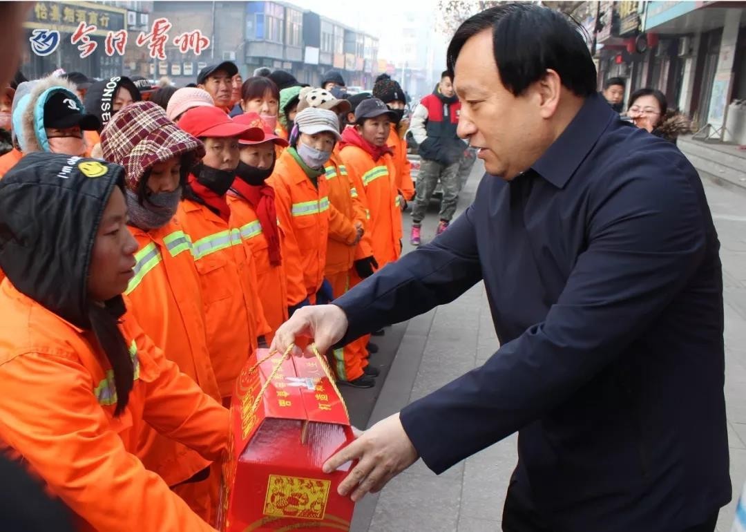 霍州:爱心捐赠 情暖环卫工