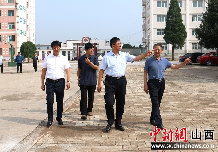 昔阳县委常委,副县长陈昉及教科局有关人员陪同调研