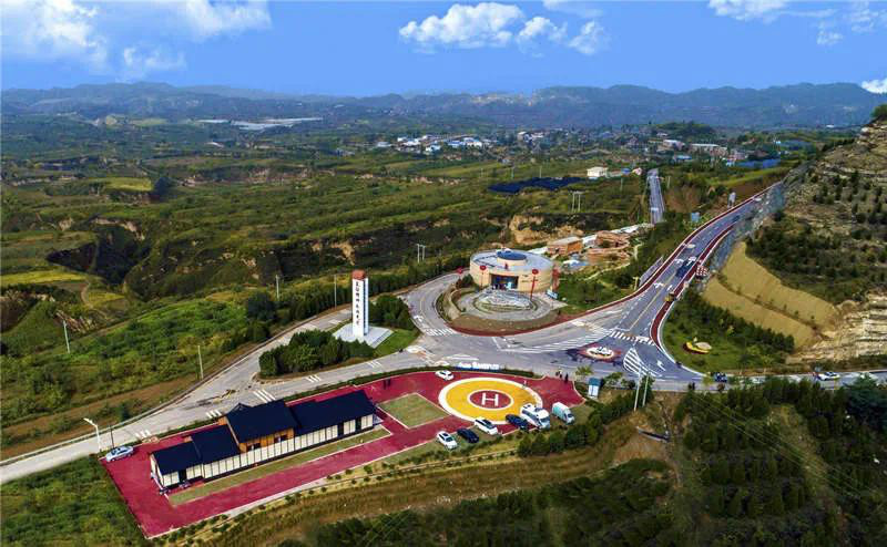 图为山西省临汾市永和县黄河一号旅游公路