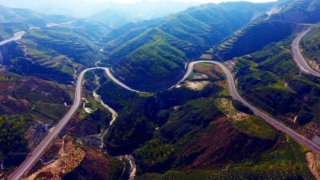 图为山西省临汾市永和县黄河一号旅游公路