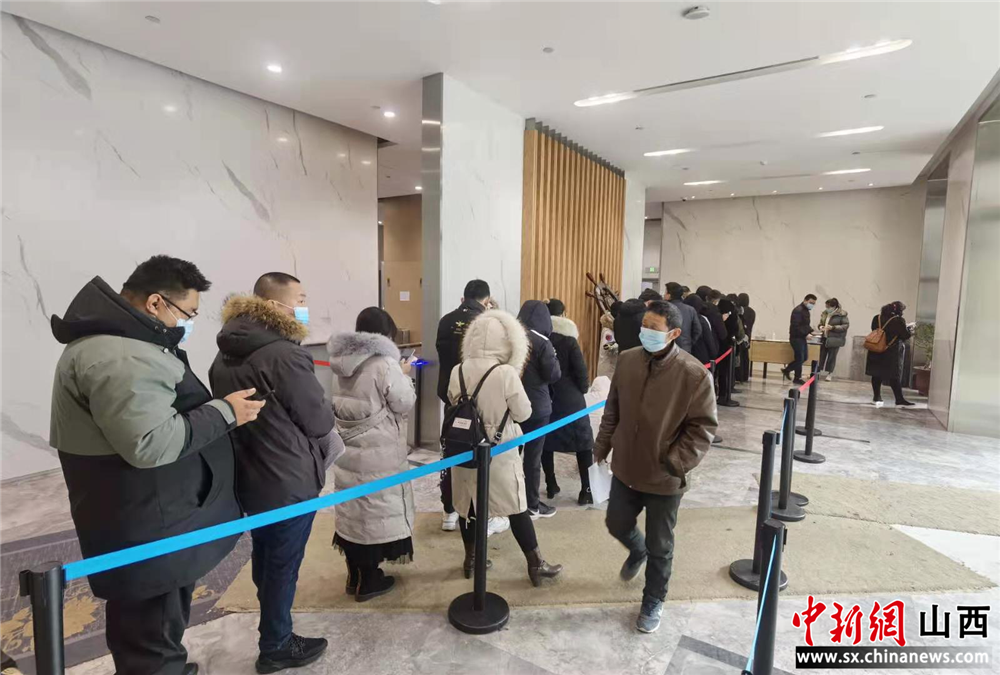 民众有序排队进行核酸检测.图片来源:受访者提供
