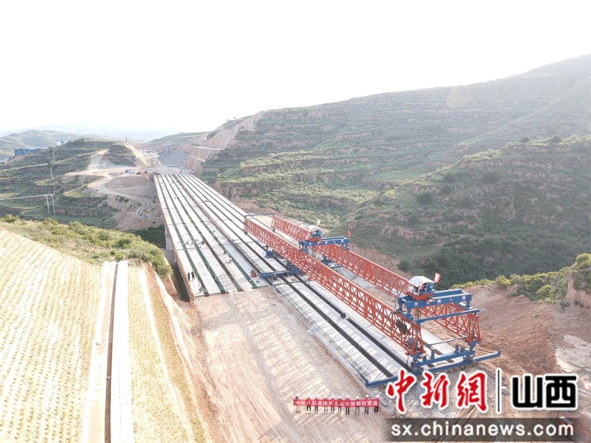 太原西北二环高速公路主线首座桥梁贯通