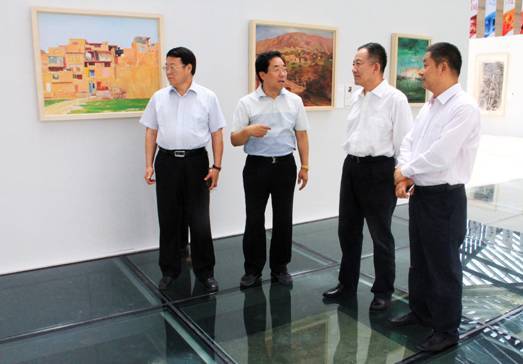 陕西省委常委,统战部部长陈强(右二)参观“彩绘丝路”作品