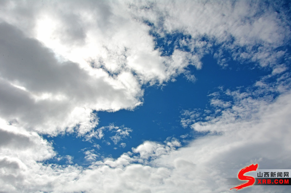 天空是什么颜色?蓝?白?黑?