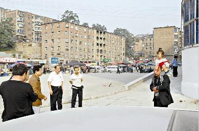 山西阳泉:身上缠着炸药 肩上扛着5岁女儿(图)
