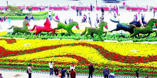 由文瀛公园设计制作的大型景观花坛《八骏图