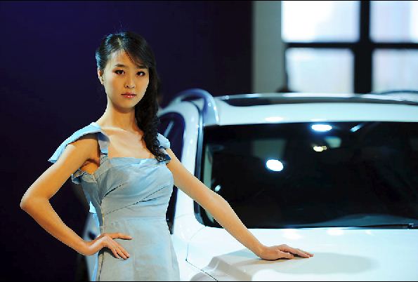 山西太原国际车展:美女车模群芳斗艳(组图)(2)