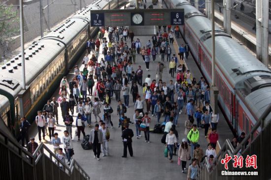 图为5月3日山西太原火车站下车准备离开站台的旅客.