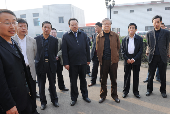 吕梁市政协主席朱锦平在孝义调研