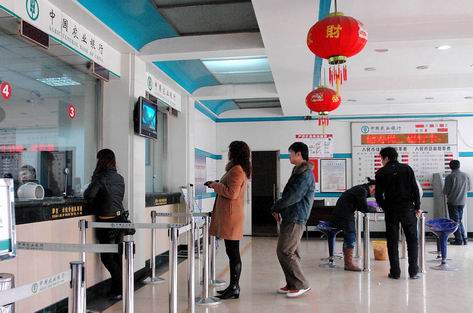 一边是顾客排队柜员结算忙 一边是银行