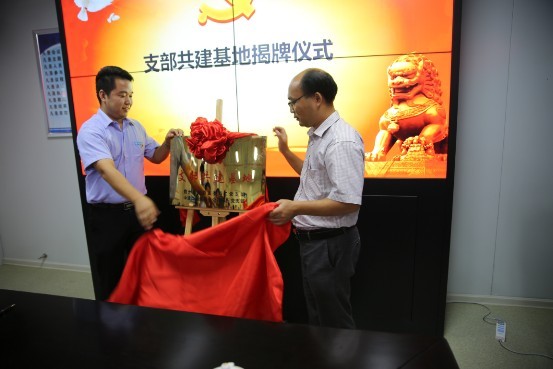 在启动仪式上,中建二局海南分公司总经理助理,海山榕城项目经理阳飞宇