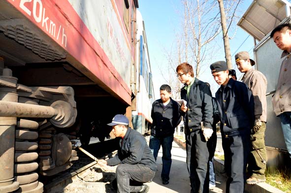太原车辆段提高青工素质保旅客列车安全